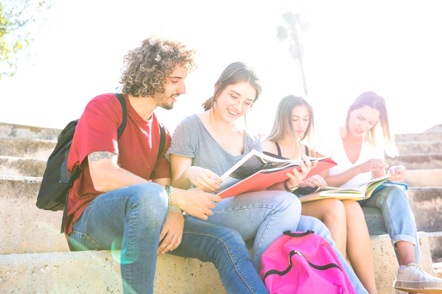 Moderní pracovní prostředí s finančními grafy a dokumenty