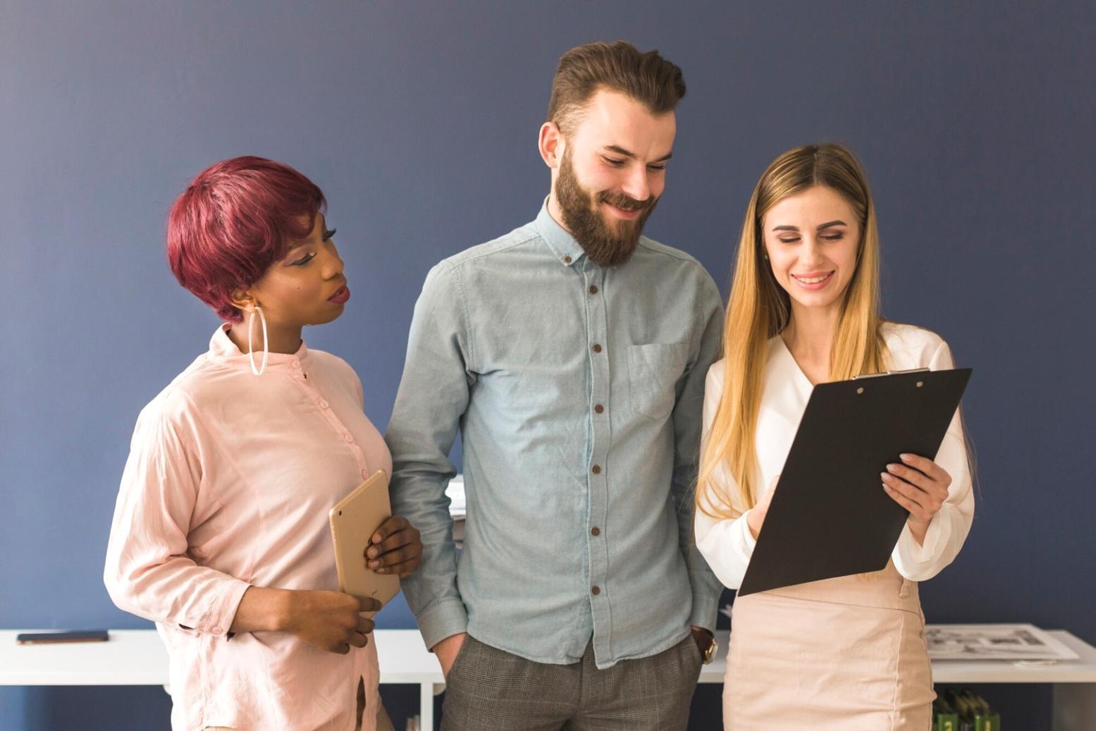 Práce na firemním rozpočtu s dokumenty a kalkulačkou